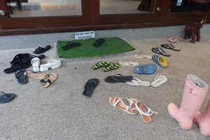 los zapatos en la puerta