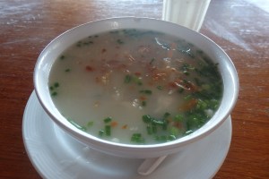 Sopa de arroz con pollo