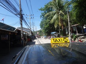 Taxi llegando a playa Sairee