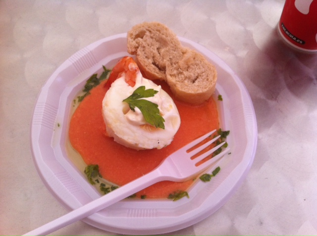 Timbal de huevos con langostinos y crema de salmorejo