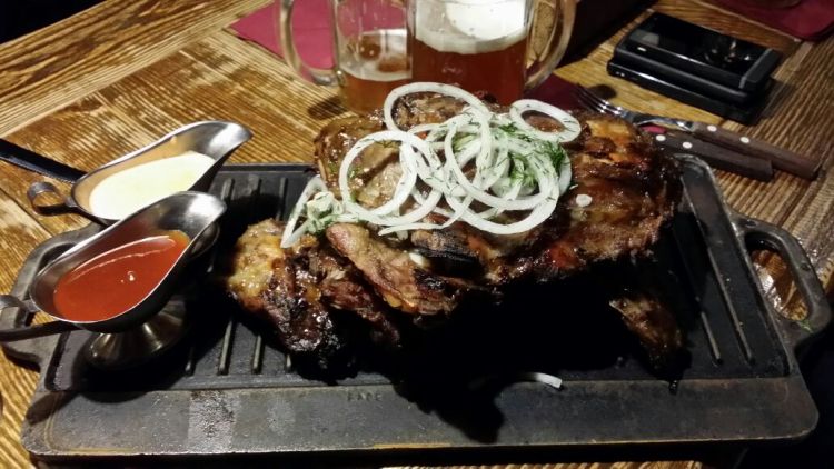 Beer House - costillas con cebolla