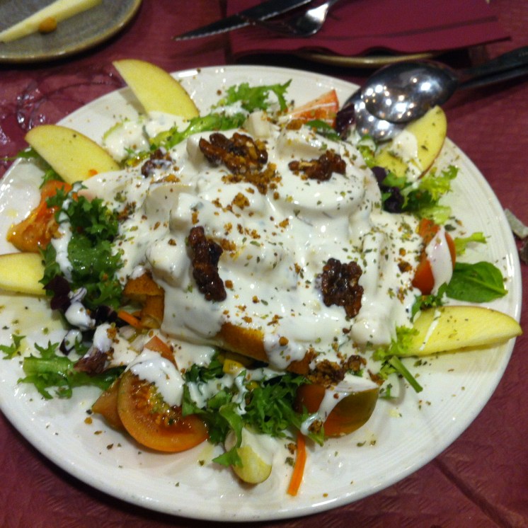 Templada de yogurt con pechuga, nueces y frutas