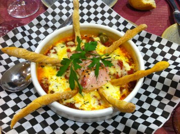 Cazuela manchega de pisto, lomo de orza y queso