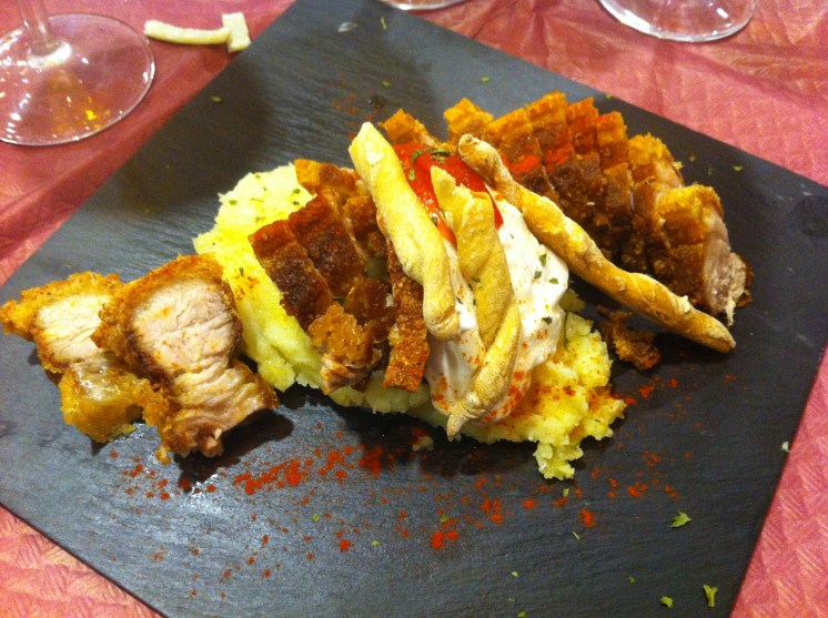 Torreznos de la casa con patata a lo pobre