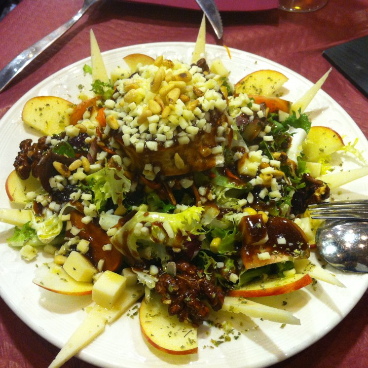 Quesos con nueces, manzana y vinagreta de Pedro Ximenez con piñones